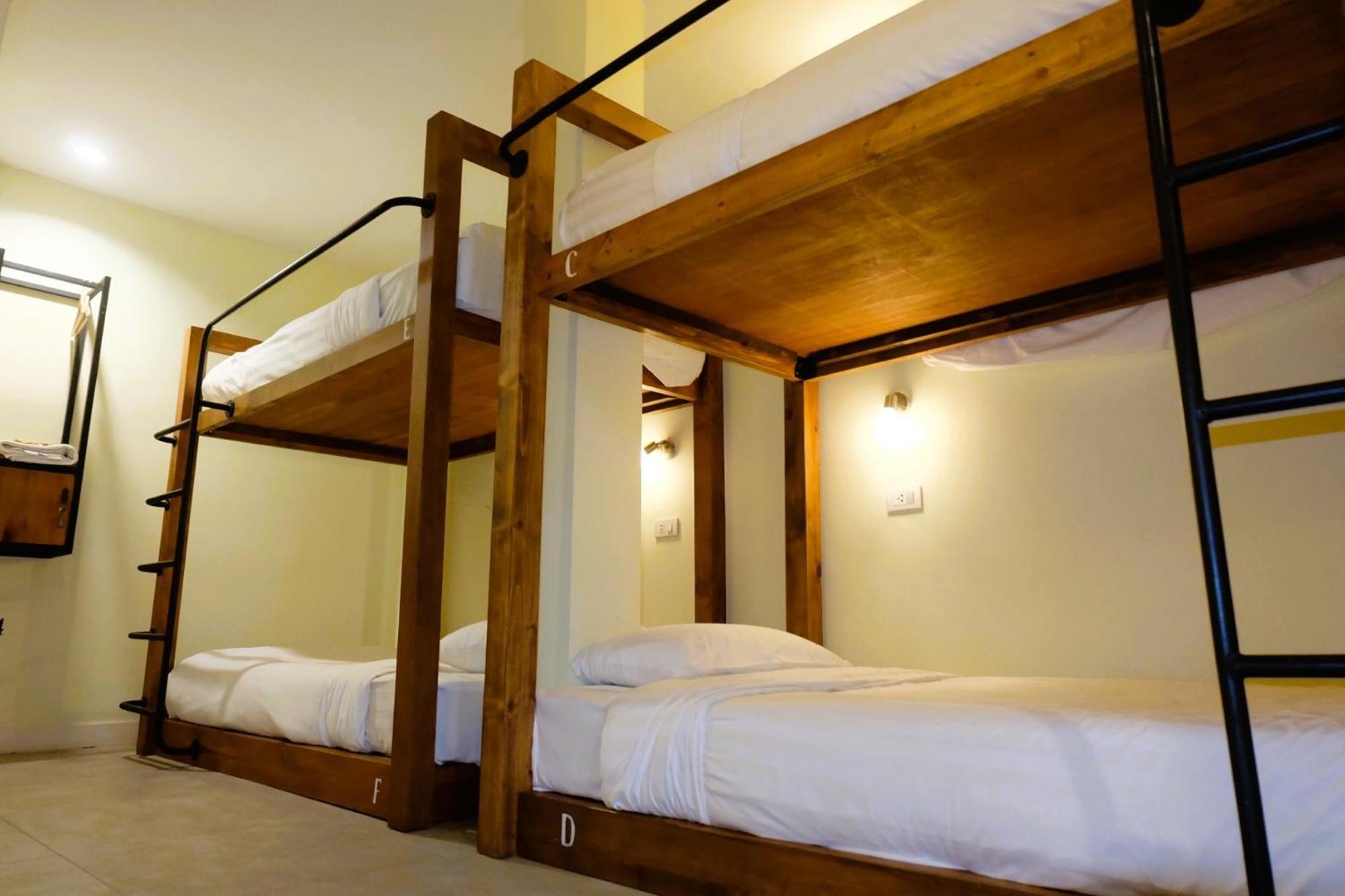 Siri Poshtel Bangkok Vandrarhem Rum bild