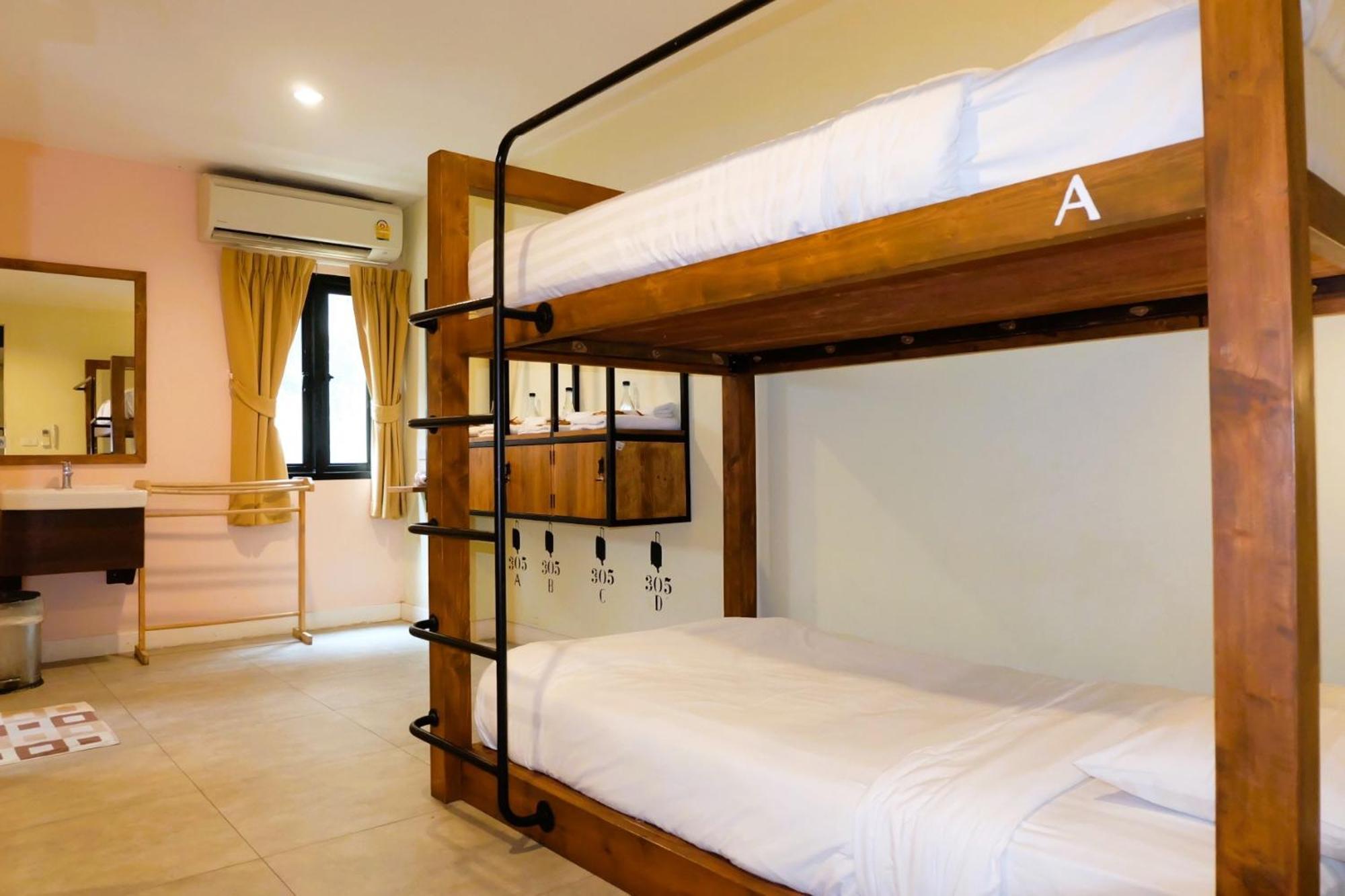 Siri Poshtel Bangkok Vandrarhem Exteriör bild